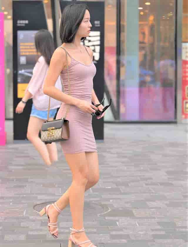 杨迪撞脸美术馆画像